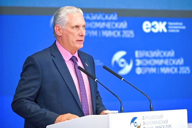 El líder cubano Miguel Díaz-Canel pronuncia un discurso durante una sesión plenaria del Foro Económico Euroasiático en Minsk, Bielorrusia, el 26 de junio de 2025. (Sputnik/Sergey Bobylev/Pool vía Reuters).