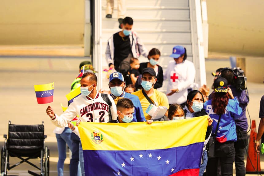 Venezolanos deportados de Estados Unidos sostienen una bandera venezolana a su llegada al Aeropuerto Internacional Simón Bolívar el 24 de febrero de 2025 en La Guaira, Venezuela. (Jesús Vargas/Getty Images)