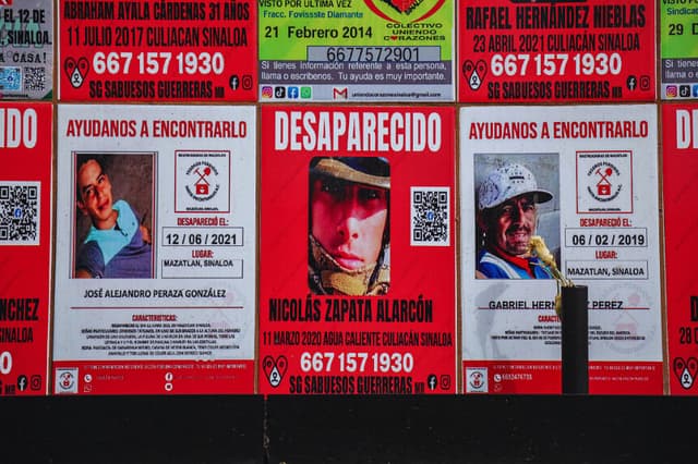 El 9 de febrero de 2026 se observan carteles que forman parte de un memorial dedicado a las víctimas de desapariciones forzadas en el centro de Culiacán, en el estado de Sinaloa, México. (Foto de Jesús Verdugo / AFP vía Getty Images)