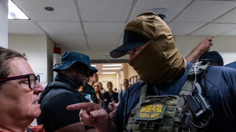 Juez impide a agentes del ICE realizar arrestos en cortes de inmigración de Nueva York