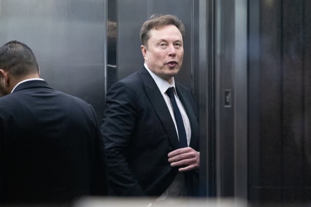 OAKLAND, CALIFORNIA - 30 DE ABRIL: Elon Musk llega al tribunal del Edificio Federal Ronald V. Dellums el 30 de abril de 2026 en Oakland, California. Elon Musk invirtió en OpenAI en una fase temprana, creyendo que sería una organización sin ánimo de lucro, pero ahora ha demandado a OpenAI y a su director ejecutivo, Sam Altman, por haberle engañado presuntamente al convertir OpenAI en una empresa con ánimo de lucro. (Foto de Benjamin Fanjoy/Getty Images).