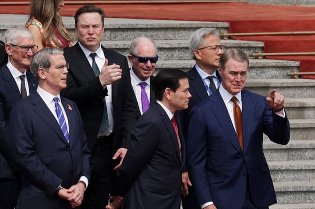 El director ejecutivo de Tesla, Elon Musk, el director ejecutivo de Apple, Tim Cook, el director ejecutivo de Blackstone, Stephen A. Schwarzman, y el director ejecutivo de Nvidia, Jensen Huang, mientras el secretario del Tesoro de EE. UU., Scott Bessent, el secretario de Estado, Marco Rubio, y el embajador en China, David Perdue, se encuentran de pie antes de una ceremonia de bienvenida al presidente de EE. UU., Donald Trump, en el Gran Salón del Pueblo el 14 de mayo de 2026 en Pekín, China. (Foto de Alex Wong/Getty Images)