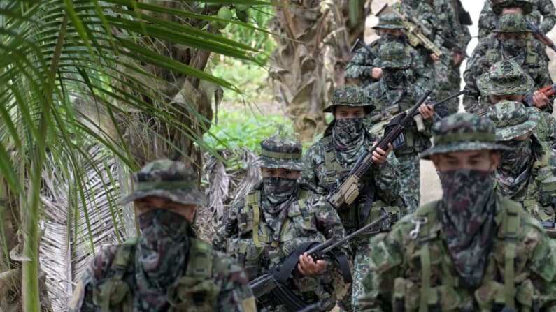 De la niebla de África a la bruma en América Latina: Convergencias de la insurgencia híbrida y la erosión del Estado