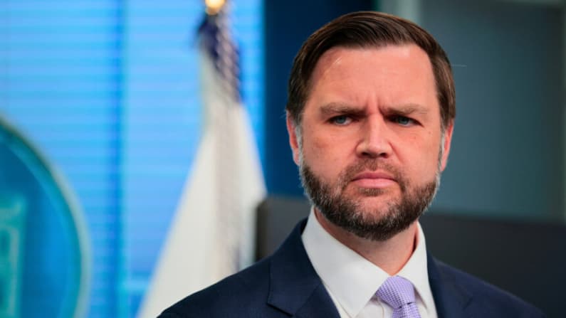 Vance dice que Irán sigue sin postura clara y advierte que el ejército está "listo para actuar"