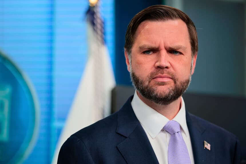 WASHINGTON, D.C. - 19 DE MAYO: El vicepresidente de Estados Unidos, JD Vance, observa durante una rueda de prensa celebrada en la Sala de Prensa Brady de la Casa Blanca el 19 de mayo de 2026 en Washington, D.C. Vance ofreció la rueda de prensa mientras la secretaria de prensa de la Casa Blanca, Karoline Leavitt, se encuentra de baja por maternidad. (Foto de Chip Somodevilla/Getty Images).