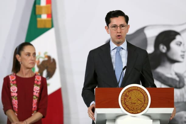 El canciller mexicano Roberto Velasco, habla durante una rueda de prensa este martes 19 de mayo de 2026, en el Palacio Nacional de la Ciudad de México. (EFE/Mario Guzmán)