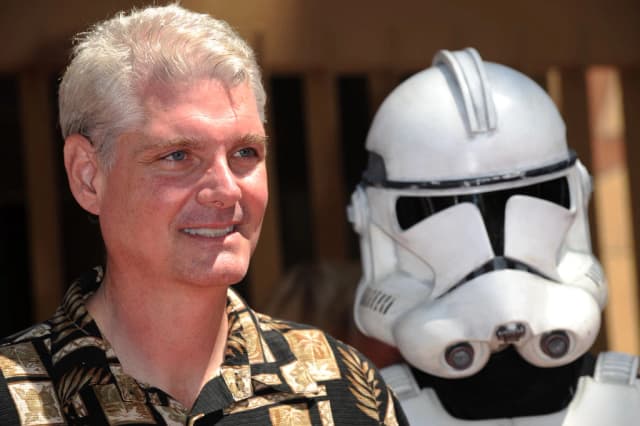 El actor Tom Kane, la voz de Yoda, en el estreno en Estados Unidos de "Star Wars: The Clone Wars" en Hollywood, California, el 10 de agosto de 2008. (Robyn Beck/AFP vía Getty Images).