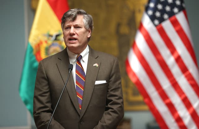 Fotografía de archivo del 09 de noviembre de 2025 del vicesecretario de Estado de Estados Unidos, Christopher Landau, participando en un acto en La Paz, Bolivia. Landau aseguró este 19 de mayo de 2026 que las protestas en contra del presidente boliviano, Rodrigo Paz, muestran que hay "un golpe de Estado en marcha" en Bolivia y dijo que le gustaría ver a Gobiernos como los de Brasil y Colombia respaldar al mandatario. (EFE/Luis Gandarillas)