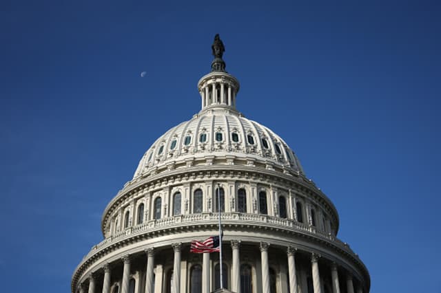 El Capitolio de Estados Unidos aparece la mañana después de que el Senado aprobara una ley para reabrir el gobierno federal el 11 de noviembre de 2025 en Washington, D.C. El acuerdo busca poner fin al cierre gubernamental más largo de la historia, a la espera del voto de la Cámara de Representantes. (Win McNamee/Getty Images).