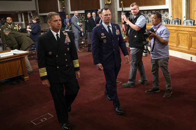 El comandante del CENTCOM, almirante de la Armada Brad Cooper (izq.), y el comandante del AFRICOM, general de la Fuerza Aérea Dagvin Anderson, llegan a una audiencia del Comité de Servicios Armados del Senado en el Capitolio el 14 de mayo de 2026 en Washington, D.C., sobre la postura militar de ambos comandos. (Win McNamee/Getty Images).