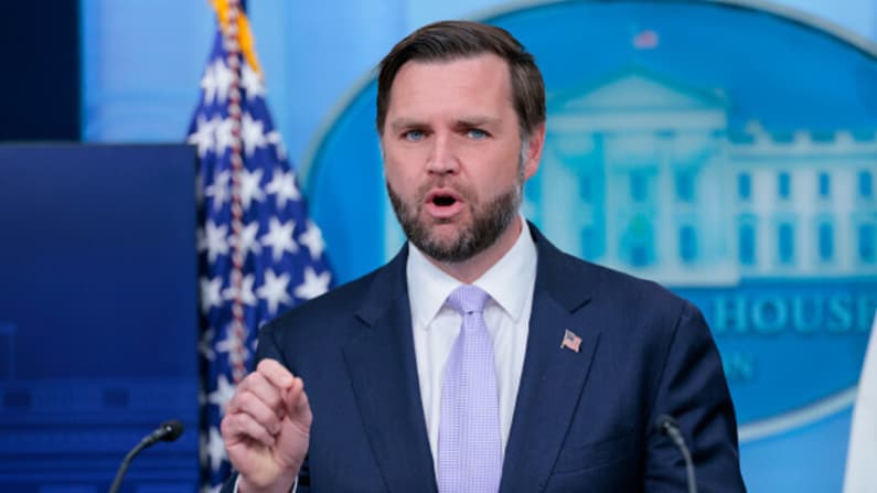 Vance declara que retraso de tropas en Polonia no implica retiro de Europa