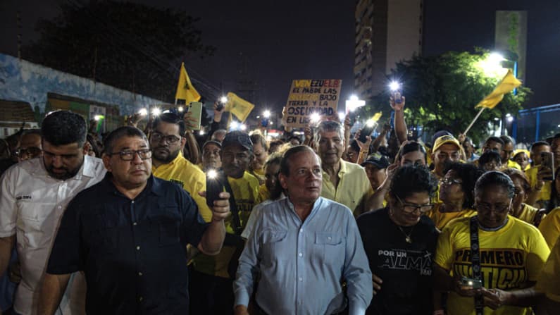 Venezolanos salen a las calles por la crisis eléctrica y exigen elecciones