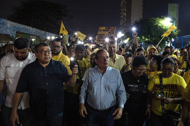 El exdiputado Juan Pablo Guanipa (c) participa en un protesta por la falla en los servicios públicos este martes, en Maracaibo, Venezuela. (EFE/ Henry Chirinos)