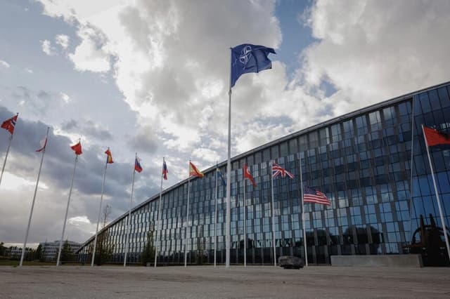 Las banderas de los países miembros de la OTAN ondean en la sede de la OTAN en Bruselas el 12 de septiembre de 2025. (Simon Wohlfahrt/AFP vía Getty Images).