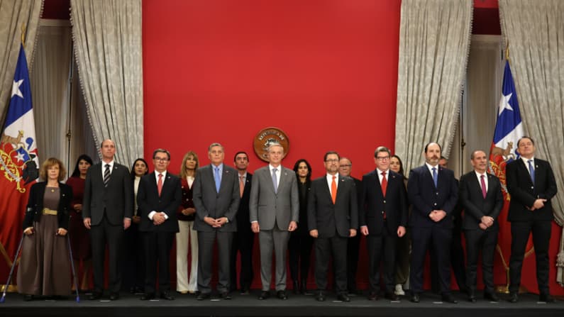 Kast releva a dos ministras clave y reconoce la necesidad de corregir el rumbo
