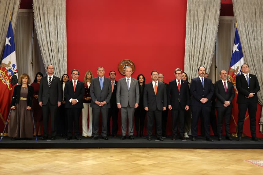 El presidente de Chile, José Antonio Kast (c) posa junto a su gabinete este martes, en el Palacio de La Moneda, en Santiago (Chile). Kast realizó su primer cambio de gabinete desde que llegó al poder hace poco más de dos meses y removió a la ministra de Seguridad, Trinidad Steinert, y a la vocera del Gobierno, Mara Sedini. (EFE/ Javier Torres)