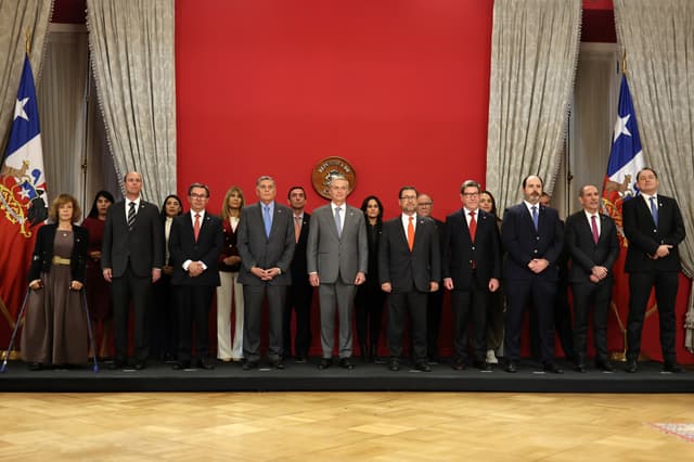 El presidente de Chile, José Antonio Kast (c) posa junto a su gabinete este martes, en el Palacio de La Moneda, en Santiago (Chile). Kast realizó su primer cambio de gabinete desde que llegó al poder hace poco más de dos meses y removió a la ministra de Seguridad, Trinidad Steinert, y a la vocera del Gobierno, Mara Sedini. (EFE/ Javier Torres)