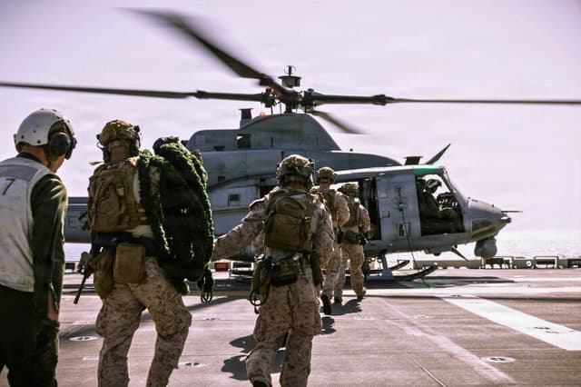 Marines estadounidenses pertenecientes a la 31.ª Unidad Expedicionaria de Marines, desplegados en la zona de operaciones del Mando Central de EE. UU., suben a un helicóptero el 14 de abril de 2026. (Cuerpo de Marines de EE. UU.).