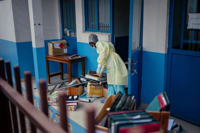 Personal del hospital CBCA Virunga prepara habitaciones para pacientes con sospecha de ébola en Goma, República Democrática del Congo, el 17 de mayo de 2026. (Jospin Mwisha/AFP vía Getty Images).