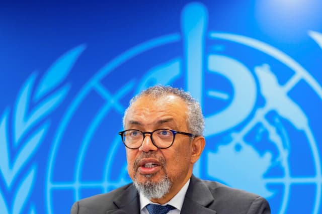 El director general de la Organización Mundial de la Salud, Tedros Adhanom Ghebreyesus, habla con los medios de comunicación tras una reunión del comité de emergencia celebrada en la sede de la OMS en Ginebra el 20 de mayo de 2026. (Salvatore Di Nolfi/Keystone vía AP).