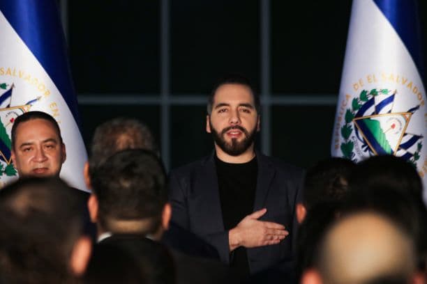 Nayib Bukele, presidente de El Salvador, entona el himno nacional durante la inauguración de la nueva sede de la Fiscalía General de la República (FGR) el 19 de mayo de 2026 en La Libertad, El Salvador. (Alex Peña/Getty Images)