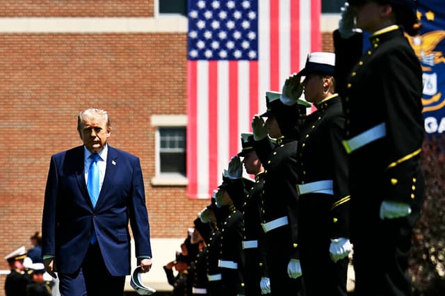 El presidente de EE. UU., Donald Trump, llega para pronunciar el discurso de graduación de la promoción de 2026 de la Academia de la Guardia Costera de Estados Unidos en New London, Connecticut, el 20 de mayo de 2026. (Kent NISHIMURA / AFP vía Getty Images)