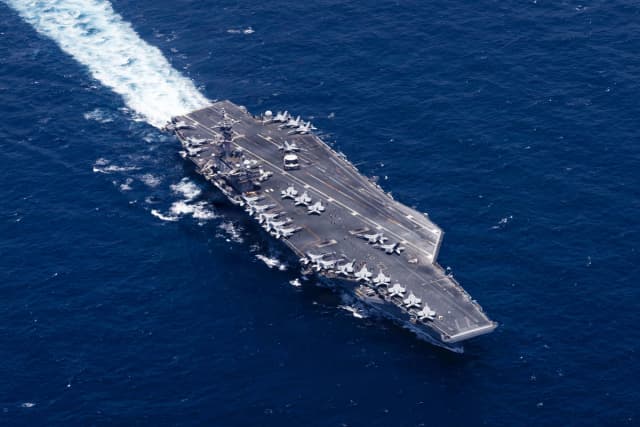 Portaaviones clase Nimitz USS George HW. Bush (CVN 77) zarpa en el Mar Arábigo, el 3 de mayo de 2026. (Cortesía de los EE.UU. Marina)