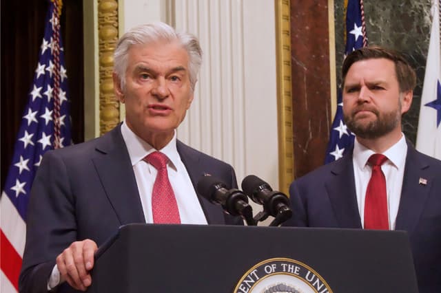 Dr. Mehmet Oz, administrador del Centro de Servicios de Medicare y Medicaid, habla en una conferencia de prensa en la Casa Blanca el 25 de febrero de 2026, mientras el vicepresidente JD Vance observa. (Travis Gillmore/The Epoch Times)