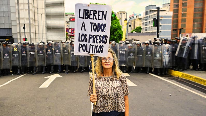Un exalcalde opositor venezolano sale de prisión después de 16 meses