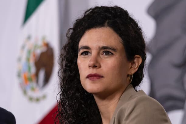 Fotografía cedida por la presidencia de México de la consejera jurídica de la presidencia, María Luisa Alcalde, durante una rueda de prensa este jueves, en el Palacio Nacional de la Ciudad de México. (EFE/ Presidencia de México)