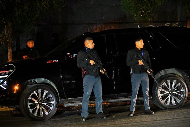 La policía de Ecuador capturó el 14 de mayo a un peligroso líder de Los Lobos, el grupo de narcotraficantes más grande del país, en una operación cinematográfica dirigida por el ministro del Interior, Jhon Reimberg, según presenciaron reporteros de la AFP. (AFP vía Getty Images)
