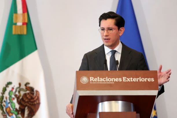 El secretario de Relaciones Exteriores de México, Roberto Velasco, habla en una rueda de prensa conjunta con la alta representante de la Unión Europea para la Política Exterior y Seguridad, Kaja Kallas, este jueves 21 de mayo 2026, en Ciudad de México. (EFE/Mario Guzmán)