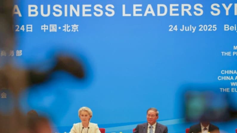 Fricciones comerciales entre la UE y China desembocan en enfrentamiento abierto en conferencia de Beijing