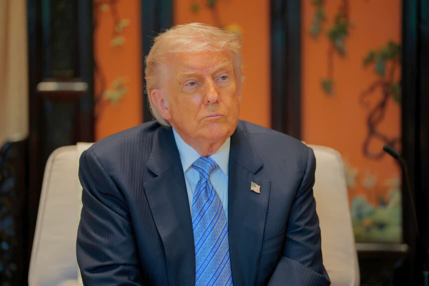 Trump dice que EE. UU. debería hacerse con el control del uranio de Irán y que "probablemente lo destruirá"