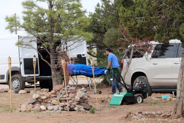 Trabajadores retiran un cadáver tras la muerte de varias personas y la exposición a una sustancia desconocida de más de una docena de socorristas en Mountainair, Nuevo México, el 20 de mayo de 2026. (Foto de Savannah Peters/AP)