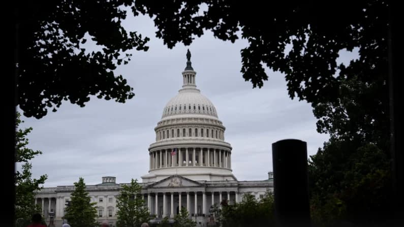 Senado se retira por el Día de los Caídos sin aprobar proyecto de ley de financiación del ICE