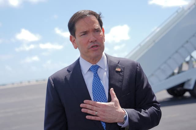 El secretario de Estado de EE. UU., Marco Rubio, habla con la prensa antes de subir a su avión en la Base Aérea de la Reserva de Homestead el 21 de mayo de 2026 en Homestead, Florida. Rubio se dirige a una reunión de ministros de Asuntos Exteriores de la OTAN en Suecia. (Foto de Julia Demaree Nikhinson / POOL / AFP vía Getty Images).