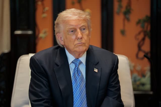 PEKÍN, CHINA - 15 DE MAYO: El presidente de Estados Unidos, Donald Trump, observa durante una reunión con el presidente chino, Xi Jinping (que no aparece en la imagen), al margen de una visita al Jardín de Zhongnanhai el 15 de mayo de 2026 en Beijing, China. Trump y otros funcionarios estadounidenses están concluyendo una visita destinada a abordar el conflicto con Irán, los desequilibrios comerciales y la situación de Taiwán, al tiempo que se establecen nuevos comités bilaterales para la supervisión económica y de la inteligencia artificial. (Foto de Evan Vucci-Pool/Getty Images)