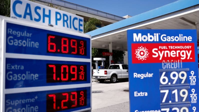 Gasolina en EE. UU. registra su precio más alto en cuatro años al inicio del Día de los Caídos