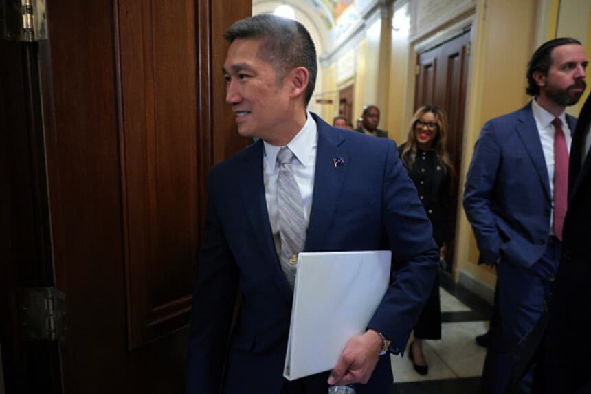 El secretario interino de la Marina, Hung Cao, llega a una audiencia del Subcomité de Defensa de la Cámara sobre el presupuesto naval para el año fiscal 2027, en el Capitolio de EE. UU., el 12 de mayo de 2026 en Washington, D.C. (Chip Somodevilla/Getty Images).