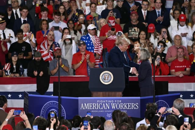 El presidente Donald Trump saluda a Alison Crowther tras su discurso sobre la economía en el Rockland Community College en Suffern, Nueva York, el 22 de mayo de 2026. Alison Crowther es la madre de Welles Crowther, recordado como el “Hombre del Pañuelo Rojo” por salvar vidas en el World Trade Center el 11 de septiembre de 2001. (Brendan Smialowski/AFP vía Getty Images).