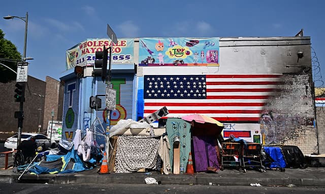 Un campamento de personas sin hogar en Los Ángeles, California, el 13 de agosto de 2025. (Foto de FREDERIC J. BROWN/AFP vía Getty Images)