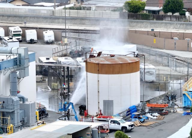 Se rocía agua sobre un tanque que se sobrecalentó en una planta aeroespacial de Garden Grove, California, el viernes 22 de mayo de 2026. (Jeff Gritchen/The Orange County Register vía AP)