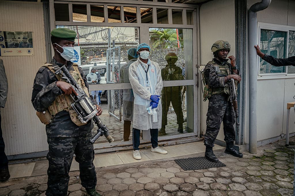 Soldados del FC/M23 se encargan de la seguridad de las autoridades del movimiento en el Laboratorio Rodolphe Mérieux, del Instituto Nacional de Investigación Biomédica (INRB) de Goma, el 19 de mayo de 2026, durante su visita guiada al laboratorio encargado de analizar y gestionar los casos sospechosos de ébola. ( (Photo by Jospin Mwisha / AFP via Getty Images)