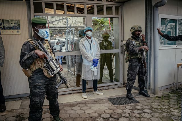 Soldados del FC/M23 se encargan de la seguridad de las autoridades del movimiento en el Laboratorio Rodolphe Mérieux, del Instituto Nacional de Investigación Biomédica (INRB) de Goma, el 19 de mayo de 2026, durante su visita guiada al laboratorio encargado de analizar y gestionar los casos sospechosos de ébola. ( (Photo by Jospin Mwisha / AFP via Getty Images)