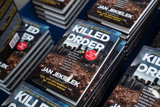 Jan Jekielek, editor sénior de Epoch Times y autor de "Killed to Order", recibe el premio al Mejor Autor del Año 2026 de la revista French Quarter Magazine en la Embajada de Francia en Washington el 20 de abril de 2026. (Madalina Kilroy/The Epoch Times)