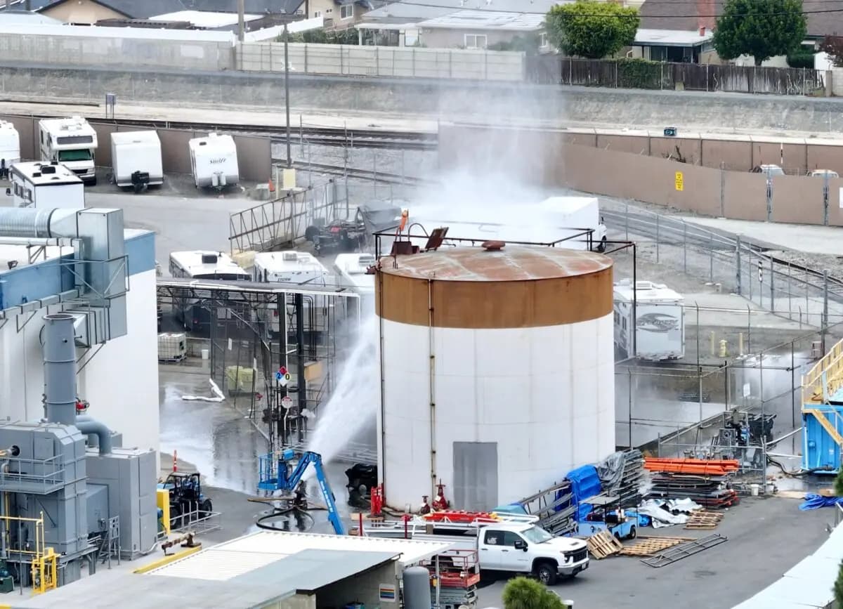 Se rocía agua sobre un tanque que se sobrecalentó en una planta aeroespacial en Garden Grove, California, el 22 de mayo de 2026. (Jeff Gritchen/The Orange County Register vía AP)