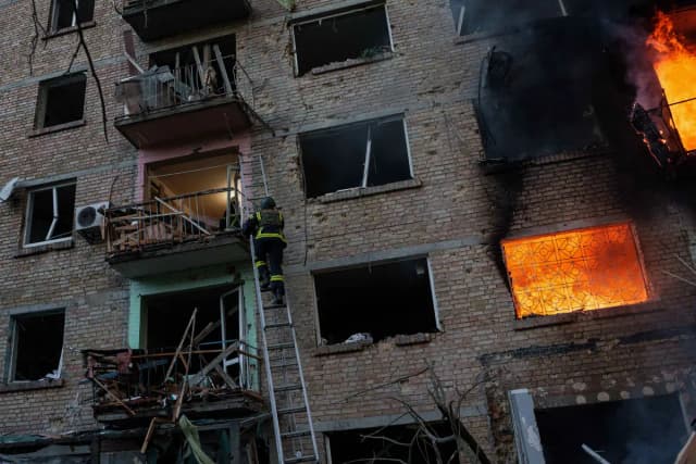 Un rescatista sube por una escalera para ayudar a evacuar a las personas de un edificio residencial que quedó destruido tras un ataque ruso en Kiev, Ucrania, el domingo 24 de mayo de 2026. (Foto AP/Evgeniy Maloletka)