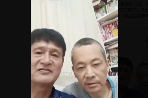 Un vídeo que circula por Internet muestra a Xu Guang (derecha), recientemente puesto en libertad, junto a Mao Qingxiang. (Captura de pantalla del vídeo vía The Epoch Times)