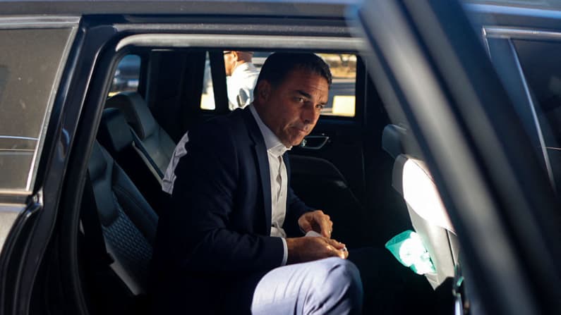 Flávio Bolsonaro afirma que usa chaleco antibalas por temor a atentados